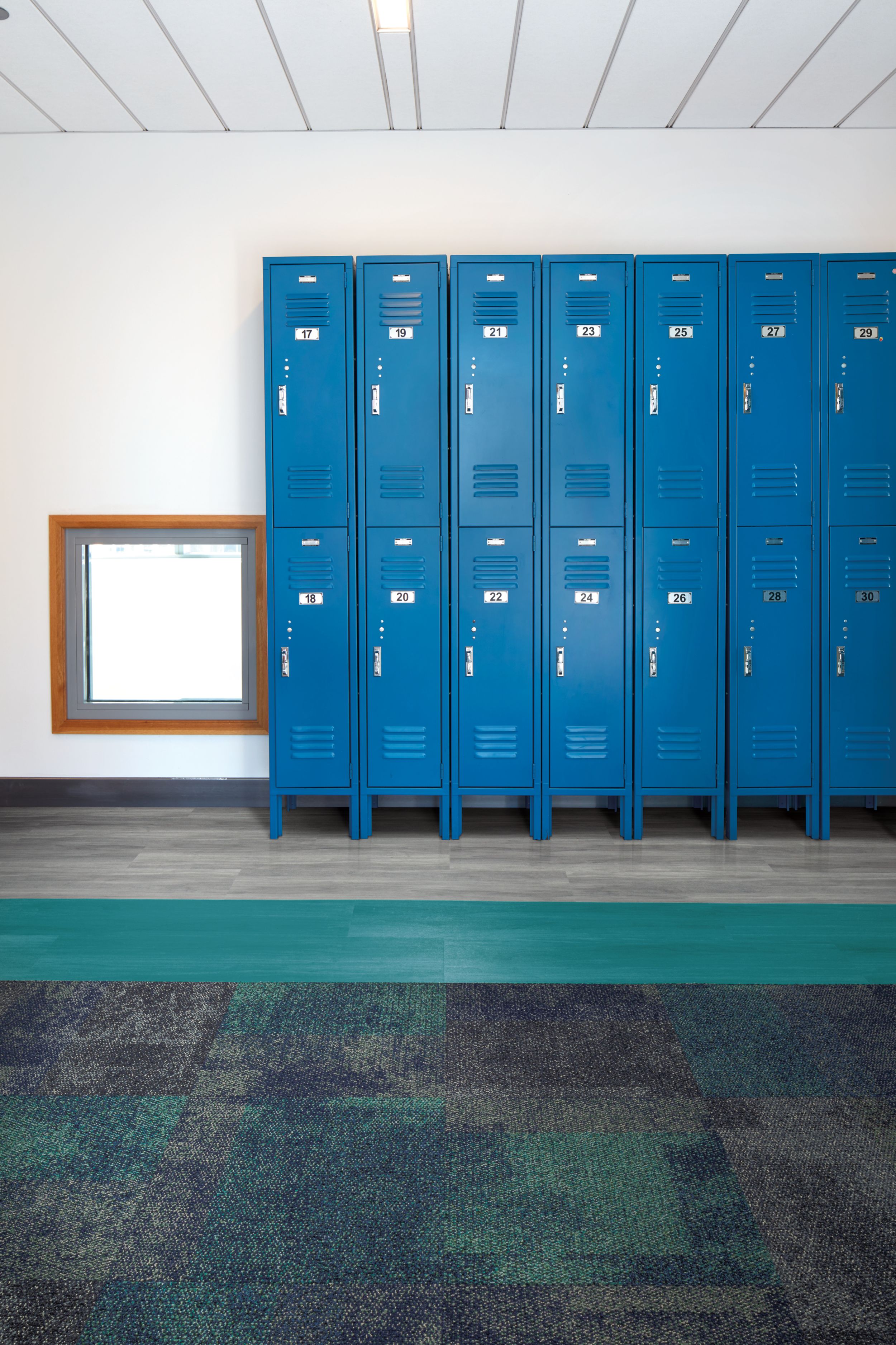 Interface Exposed carpet tile and Studio Set LVT in hallway with blue lockers numéro d’image 8